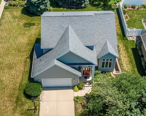 506 Birdsall Dr, Cedar Falls, IA 50613