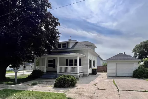 209 SW 4th St, Waukon, IA 52172