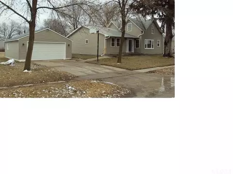 713 5th St, Dike, IA 50624