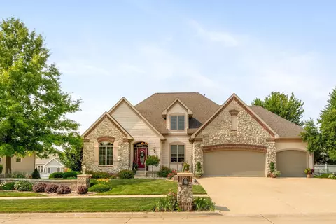 2606 Falcon Ln, Cedar Falls, IA 50613