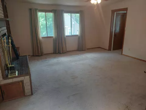 313 S Hackett Rd, Waterloo, IA 50701 photo 3