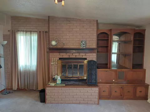 313 S Hackett Rd, Waterloo, IA 50701 photo 2
