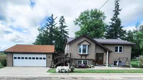 410 W Clayton St, Garnavillo, IA 52049