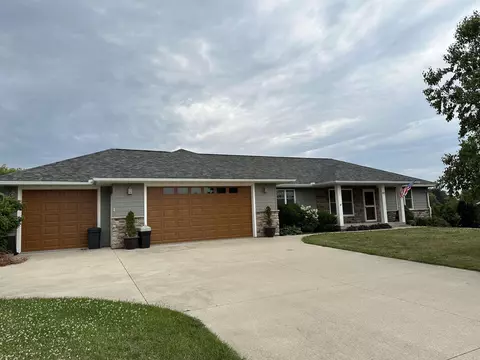 101 Parkview Dr, Decorah, IA 52101