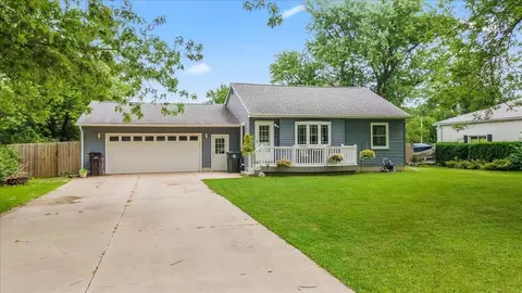 2818 Cedar Heights Dr, Cedar Falls, IA 50613