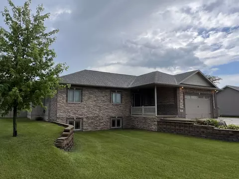 805 Eastview Dr, Parkersburg, IA 50665