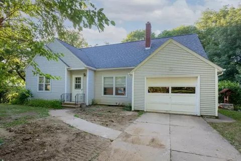 519 Eldora Rd, Hudson, IA 50643