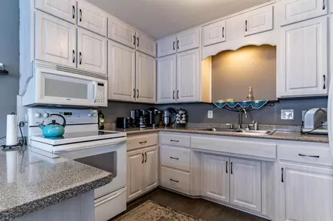 217 Lambeth Rd, Waterloo, IA 50701 photo 10