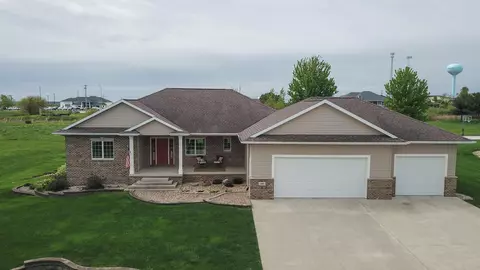 1310 Circle Dr, Parkersburg, IA 50665