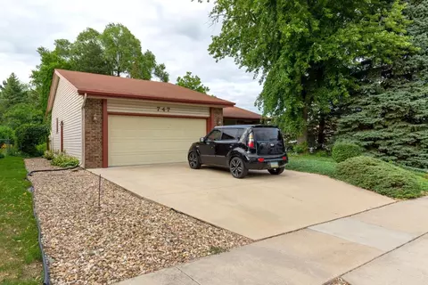 747 Wildwood Rd, Waterloo, IA 50702