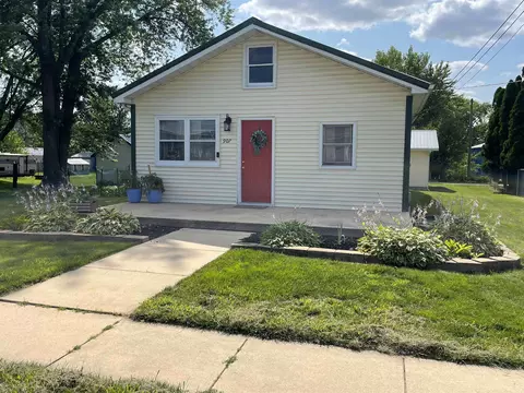 907 NE 7th Ave, Independence, IA 50644