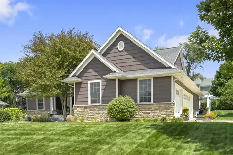 1101 Lakeview Dr, Cedar Falls, IA 50613