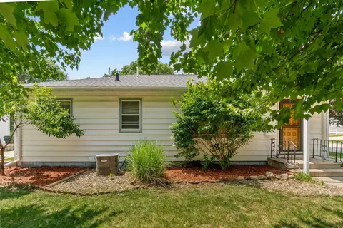2502 W 8 St, Waterloo, IA 50702