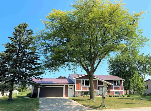 630 W 5th Ave, Cresco, IA 52136