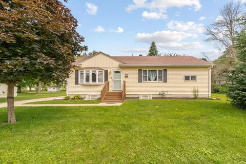 108 E 8th St, Sumner, IA 50674