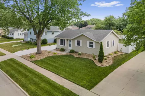 823 Calumett Dr, Cedar Falls, IA 50613