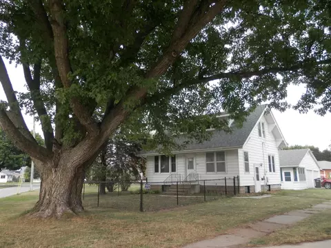 306 Cedar St, La Porte City, IA 50651