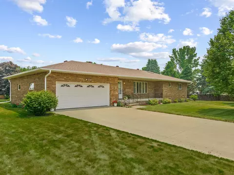 216 Country Heights Dr, Sumner, IA 50674