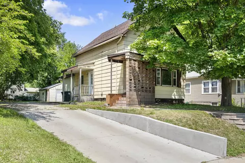 700 W 11th St, Waterloo, IA 50702