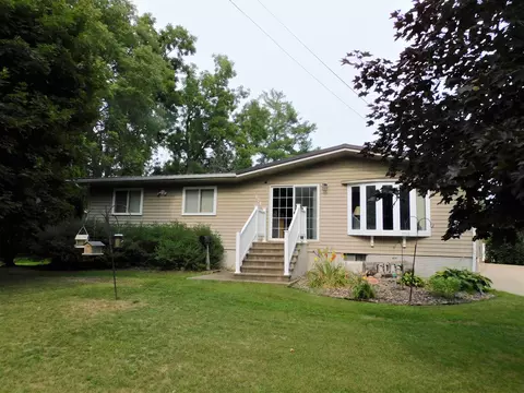 424 S Madison St, Manchester, IA 52057