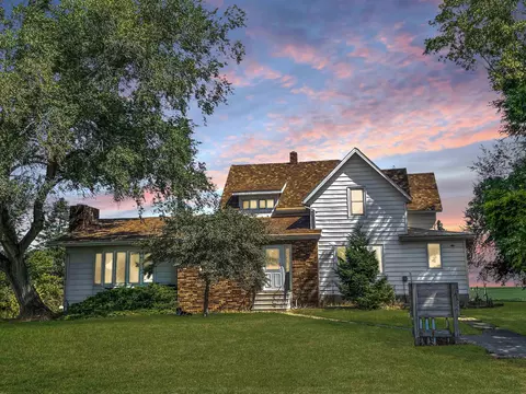 1060 J Ave, Reinbeck, IA 50669