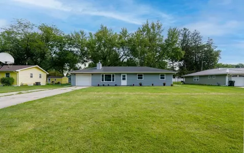 1218 Minnehaha Ln, Cedar Falls, IA 50613