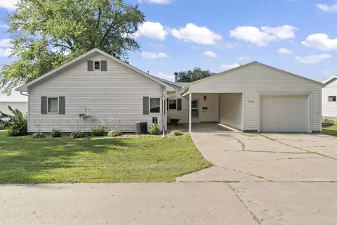 214 W Monroe St, Winthrop, IA 50682