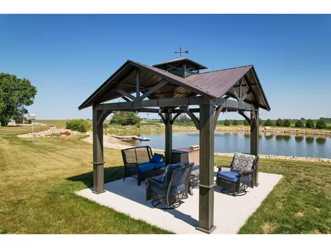 201 E Gresham Rd, Waterloo, IA 50703 photo 4