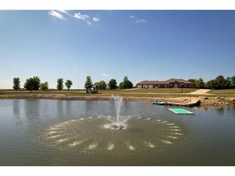 201 E Gresham Rd, Waterloo, IA 50703 photo 3