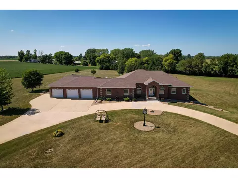 201 E Gresham Rd, Waterloo, IA 50703 photo 2