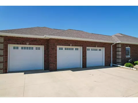201 E Gresham Rd, Waterloo, IA 50703 photo 5
