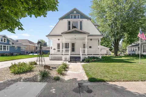 108 W Howard St, Manchester, IA 52057