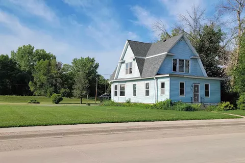 105 Center St, Elgin, IA 52141
