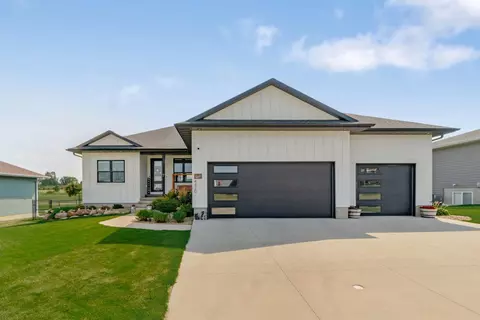 4420 Ironwood Dr, Cedar Falls, IA 50613