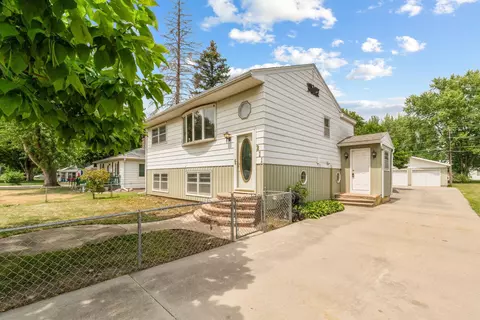 211 Toneff Dr, Elk Run Heights, IA 50707