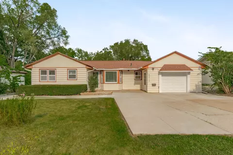 2313 W 8th St, Waterloo, IA 50702
