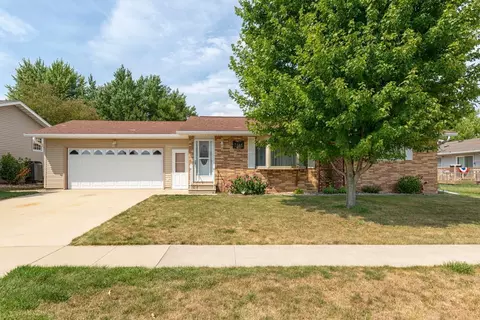 3141 Violet Dr, Waterloo, IA 50701