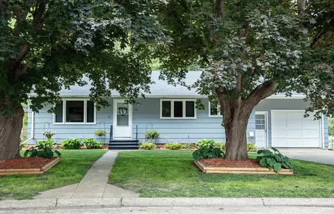 1010 SE 1st St, Waverly, IA 50677
