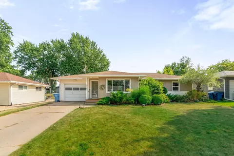 818 Loretta Ave, Waterloo, IA 50702