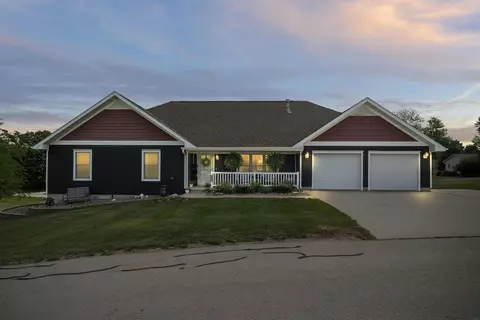 204 Scenic Heights Dr, Elgin, IA 52141