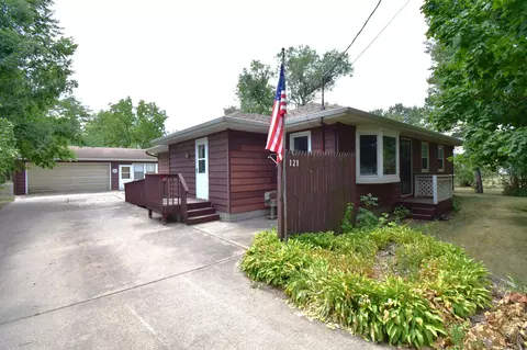 121 E Dunkerton Rd, Cedar Falls, IA 50613