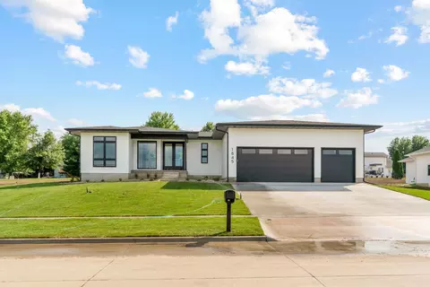 1845 Red Tail Dr, Waterloo, IA 50701