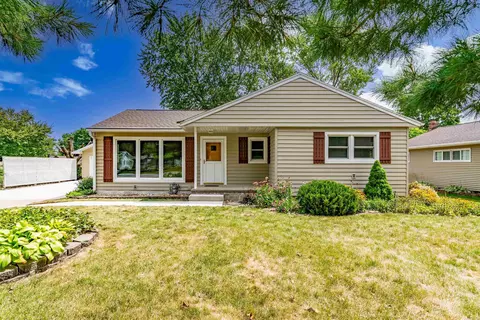 3908 Hillside Dr, Cedar Falls, IA 50613