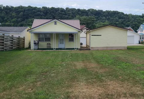 810 S First St, Guttenberg, IA 52052
