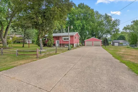 5369 Tucson Dr, Waterloo, IA 50702