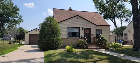 908 S Johnson St, Charles City, IA 50616