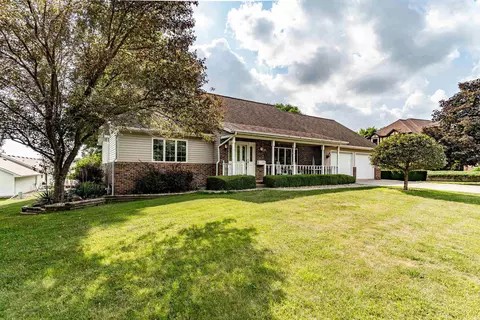 905 Walden Ln, Grundy Center, IA 50638
