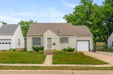 2208 California St, Cedar Falls, IA 50613