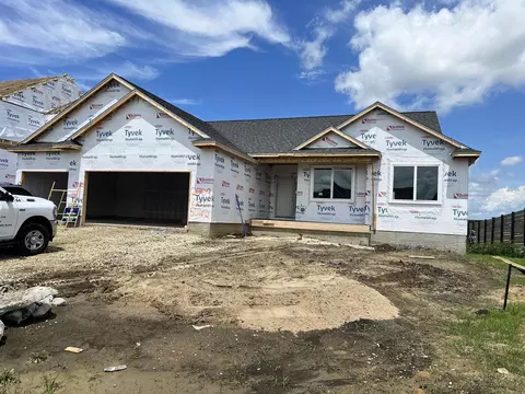 4709 Wild Horse Dr, Cedar Falls, IA 50613
