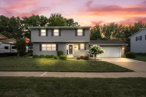 1207 Country Meadow Dr, Waverly, IA 50677